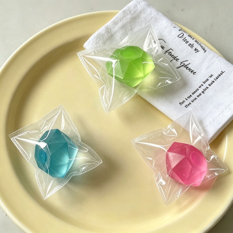 Translucent Diamond Shaped Mal - Tech Accessories And Gadgets のレビューと価格