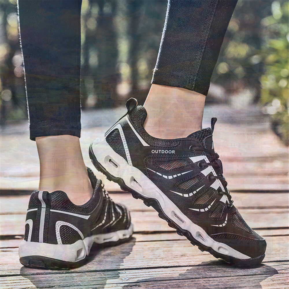 Sumer Round Tip Silver Sneaker - Universal Tech Accessories のレビューと価格